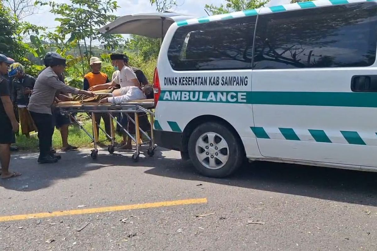 Korban kecelakaan lalu lintas di Jalan Raya Torjun Kecamatan Torjun Kabupaten Sampang dievakuasi petugas ke puskesmas terdekat menggunakan ambulance, Jumat (30/5/2025). 