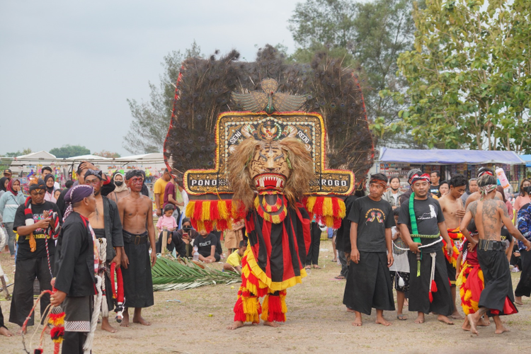 Penampilan Reog dalam festival reog yang diadakan oleh Pemkab Klaten, Kamis (9/11/2023)