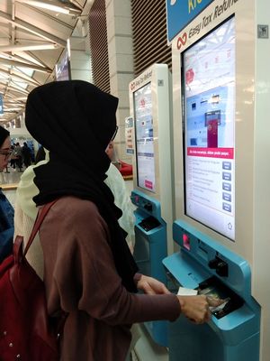 Mesin scan paspor dan scan QR code struk belanja di atas 30.000 won di Bandara Incheon, untuk memudahkan tax refund. Alat ini menyediakan menu bahasa Indonesia. 