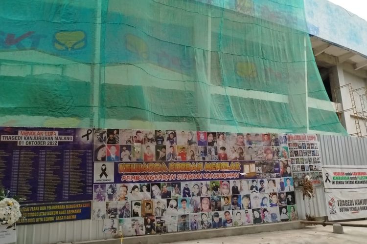 Pintu atau gate 13 Stadion Kanjuruhan tampak dari luar area proyek renovasi Stadion Kanjuruhan.