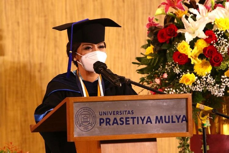 Asrining Tyas Purnomosari saat wisuda Universitas Prasetiya Mulya 2020 