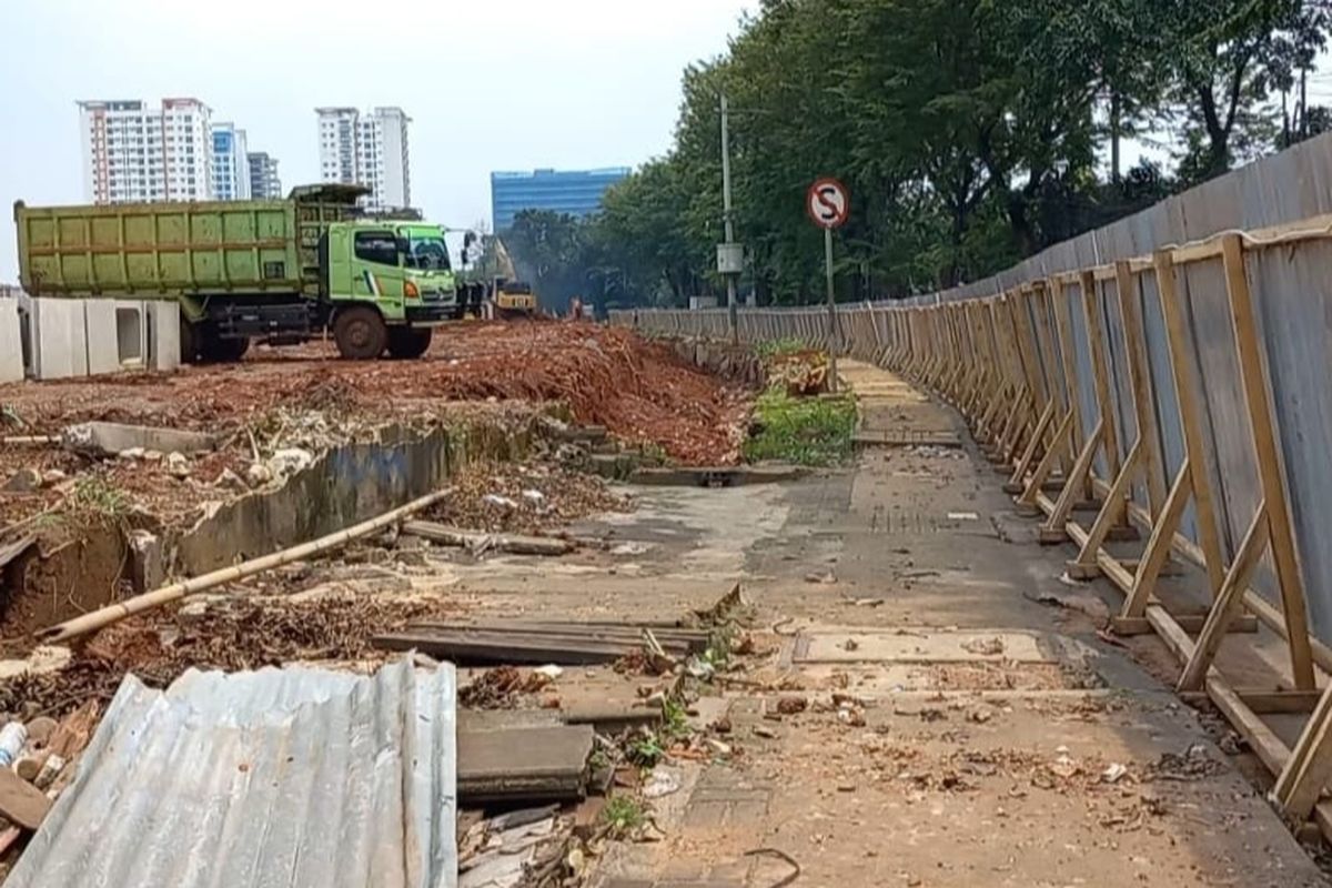 Sejumlah pohon dengan diameter berbeda yang berdiri di atas trotoar di Jalan RS Fatmawati Raya, Cilandak, Jakarta Selatan, telah ditebang.