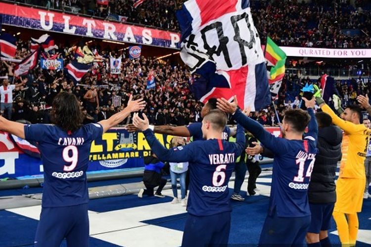 Para pemain Paris Saint-Germain (PSG) merayakan kemenangannya bersama suporter PSG setelah mengandaskan Marseille 4-0 di pentas Liga Perancis, Senin (28/10/2019)