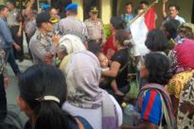 Puluhan petani saat beradu argumen dengan perwira di Maplresta Medan minta keluarganya di bebaskan