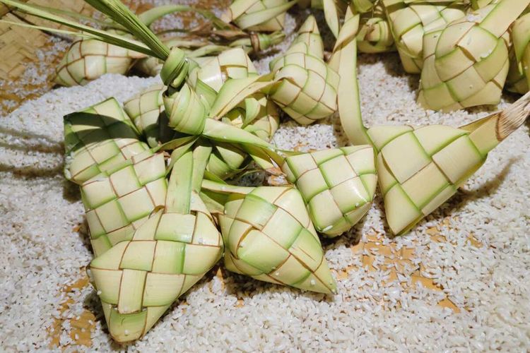 Ragam jenis ketupat yang dibuat oleh masyarakat Jawa Tondano (Jaton) di Desa Yosonegoro Kabupaten Gorontalo. Nama jenis ketupat ini antara lain ketupat panggang, sintok, jantung, luwar dan bawang.