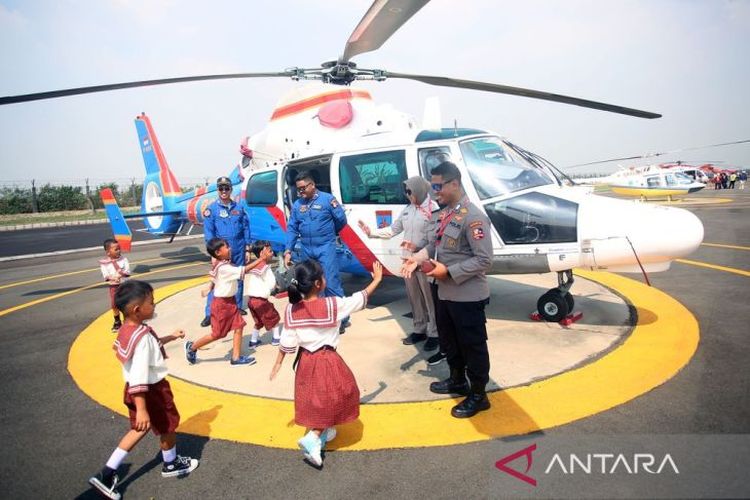 Pilot helikopter Kepolisian Udara menyapa siswa taman kanak-kanak pada Heli Expo Asia 2023 di Cengkareng Heliport Bandara Soekarno-Hatta, Tangerang, Banten, Kamis.