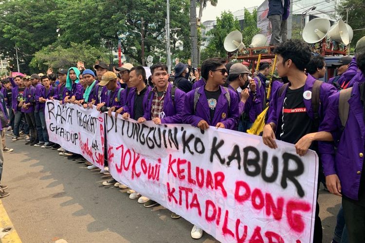 Mahasiswa yang tergabung dalam BEM SI berunjuk rasa tolak kenaikan harga BBM di kawasan Patung Kuda, Jakarta Pusat, Kamis (15/9/2022). 