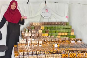 Adri Sukses Berbisnis Kue Kering di Tengah Kesibukan sebagai Petugas ATC