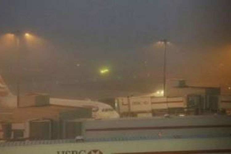 Kabut di bandara Heathrow menyebabkan 50 penerbangan tertunda pada Minggu. 
