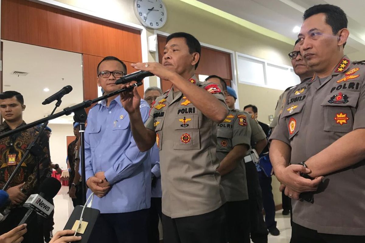 Menteri Kelautan dan Perikanan Edhy Prabowo (paling kiri) dan Kapolri Jenderal (Pol) Idham Azis (tengah) di Gedung KKP, Jakarta Pusat, Jumat (7/2/2020).