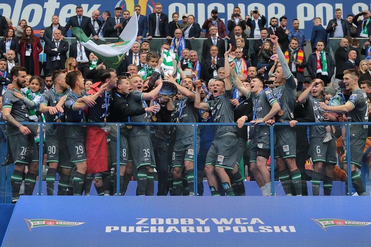 Pemain Lechia Gdansk mengangkat trofi Piala Polandia, Kamis (2/5/2019)