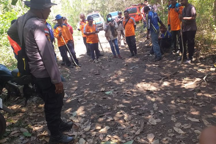 Foto: Petugas pemadam dan aparat gabungan sedang bersiaga di lahan perkebunan warga di Desa Klantanlo, Kecamatan Wulanggitang, Kabupaten Flores Timur, Senin (28/8/2023).