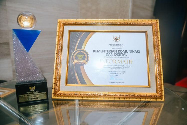 Piagam penghargaan Badan Publik dengan Kualifikasi Informatif yang diterima Kementerian Komdigi dalam Anugerah Keterbukaan Informasi Publik Tahun 2025. 
