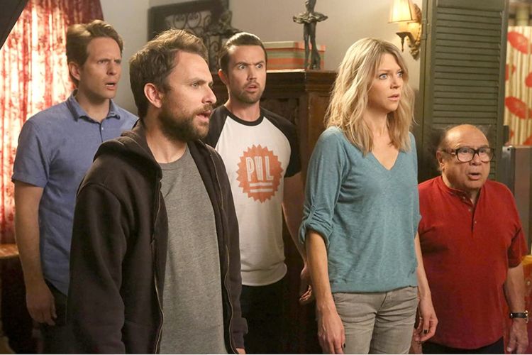 Danny DeVito, Charlie Day, Rob McElhenney, Kaitlin Olson dan Glenn Howerton dalam serial komedi Its Always Sunny in Philadelphia (2005).