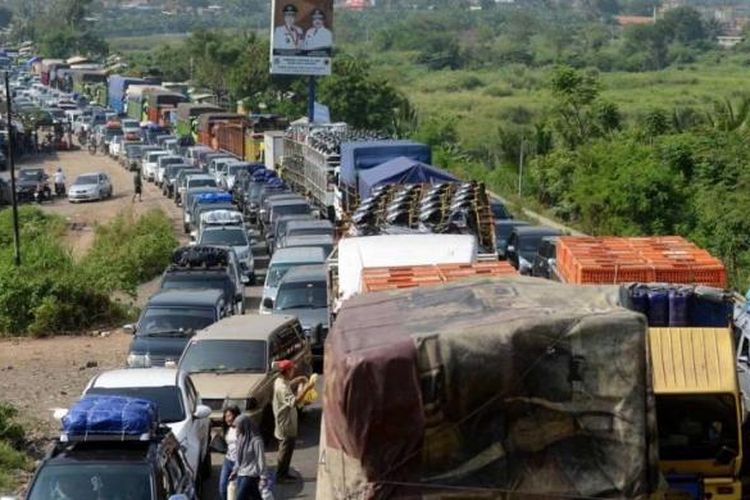 Kendaraan terjebak kemacetan sepanjang lebih dari 3 kilometer di jalan raya Tol Merak yang menjadi akses utama menuju Pelabuhan Merak, Banten, Sabtu (3/8/2013). 