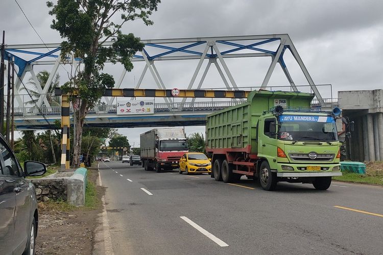 Jembatan KA Bandara di bangun di atas jalan nasional di Kapanewon (kecamatan) Temon, Kabupaten Kulon Progo, Daerah Istimewa Yogyakarta. Banjir sering menggenang di jalan nasional ini ketika hujan deras.