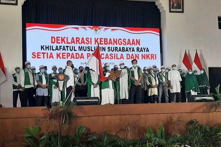 Jamaah Khilafatul Muslimin Surabaya Raya deklarasi setia kepada NKRI dan Pancasila di gedung Balai Pemuda Surabaya, Kamis (30/6/2022).