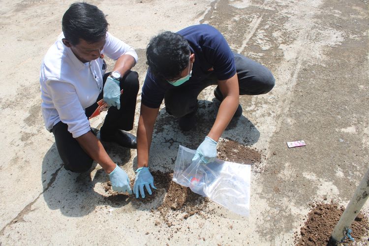 Polres Bondowoso melakukan olah TKP penusukan siswa di SMPN 1 Grujugan, Kamis (21/8/2025).