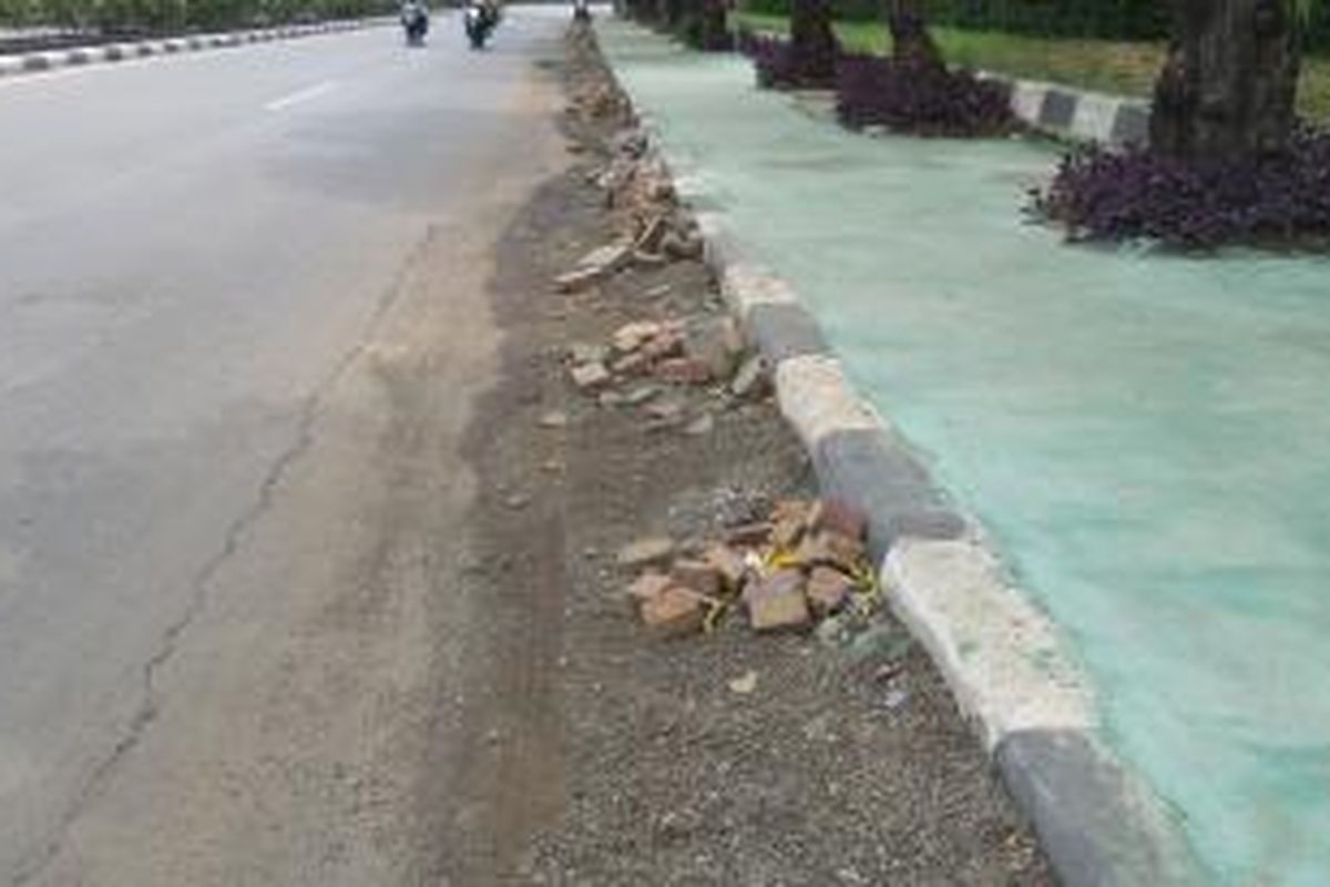 Bongkahan bata dan ceceran pasir sisa proyek perbaikan trotoar yang tidak dibersihkan di Jalan Rasuna Said, Kuningan, Jakarta Selatan sampai dengan Kamis (25/12/2014). Padahal, proyek perbaikan trotoar tersebut telah rampung sejak sekitar dua minggu sebelumnya.