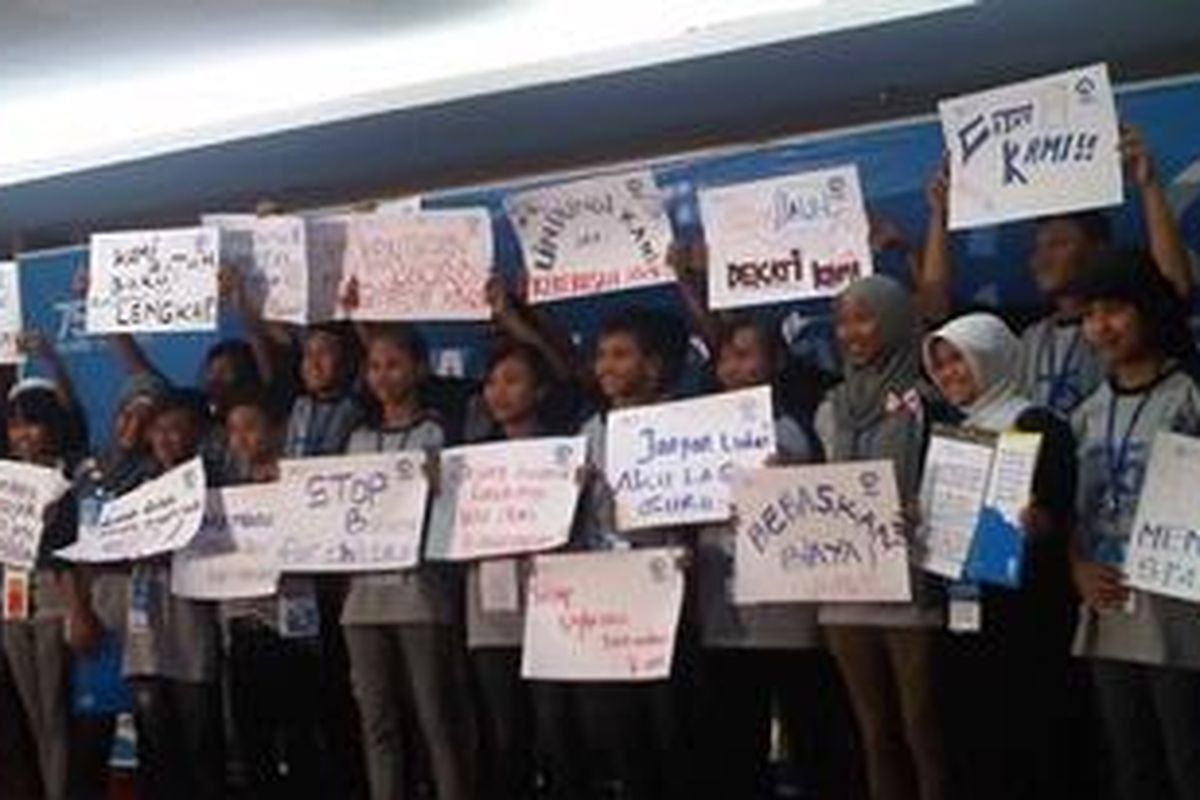 19 anak-anak dari Rembang, Grobogan, Kebumen menyuarakan hak akan pendidikan, identitas anak, dan penghapusan kekerasan terhadap anak, dalam perayaan HUT Plan International di Semarang, Sabtu, 24/3/2012.