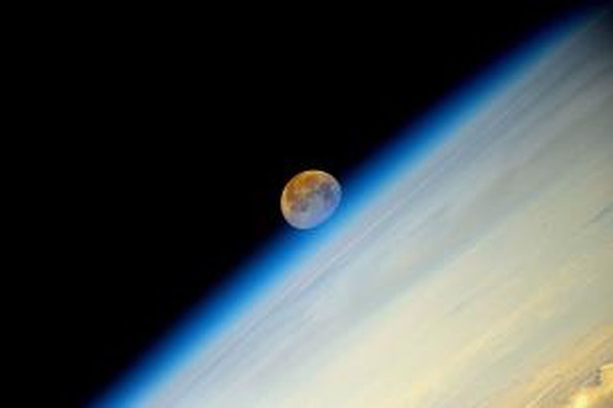 Supermoon diabadikan dari Stasiun Luar Angkasa Internasional (ISS) pada Senin (11/8/2014) dini hari.