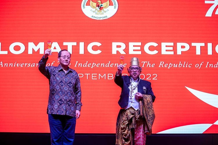 Duta Besar Indonesia untuk Singapura Suryo Pratomo mengangkat gelas bersulang dengan Menteri Tenaga Kerja Singapura Tan See Leng pada acara Resepsi Diplomatik memperingati HUT Kemerdekaan Republik Indonesia (RI) yang ke-77, Jumat malam (16/9/2022). 