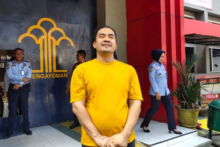 Syaipul Jamil saat mengunjungi Lina di Lapas Perempuan Palembang, Senin (31/7/2023).