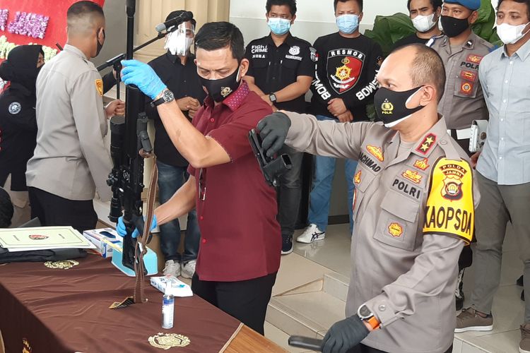 Kepolisian Daerah Jambi buru tiga pelaku penembakkan di Desa Rangkiling Kecamatan Mandiangin Kabupaten Sarolangun Jambi. Satu pelaku tewas karena baku tembak saat akan ditangkap di Kecamatan Telanaipura Kota Jambi Senin (28/6/2021) lalu.