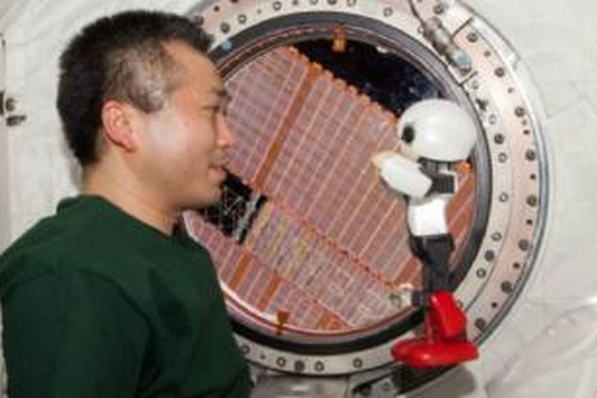 Pertama kali, robot Kirobo berbicara dalam bahasa Jepang dengan astronot Koichi Wakata.