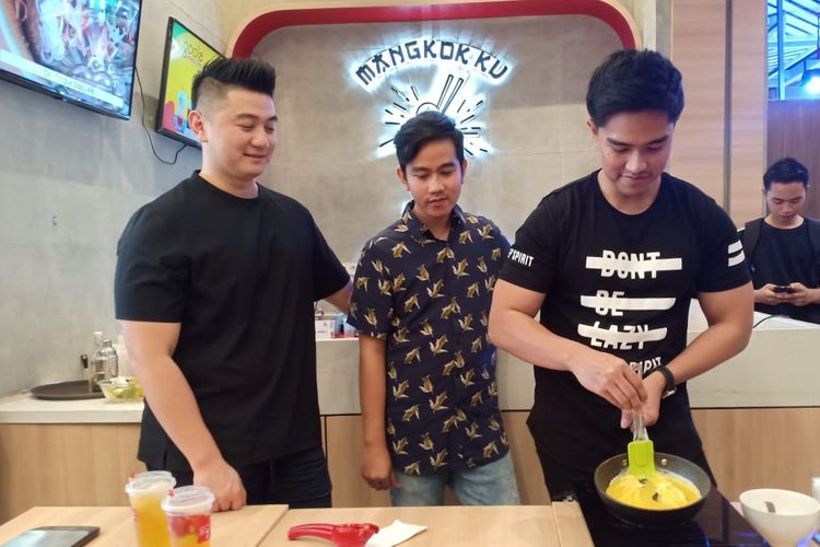 Chef Arnold, Gibran Rakabuming, dan Kaesang Pangarep mendemokan cara memasak salah satu menu di Mangkok Ku, Endog Curry
