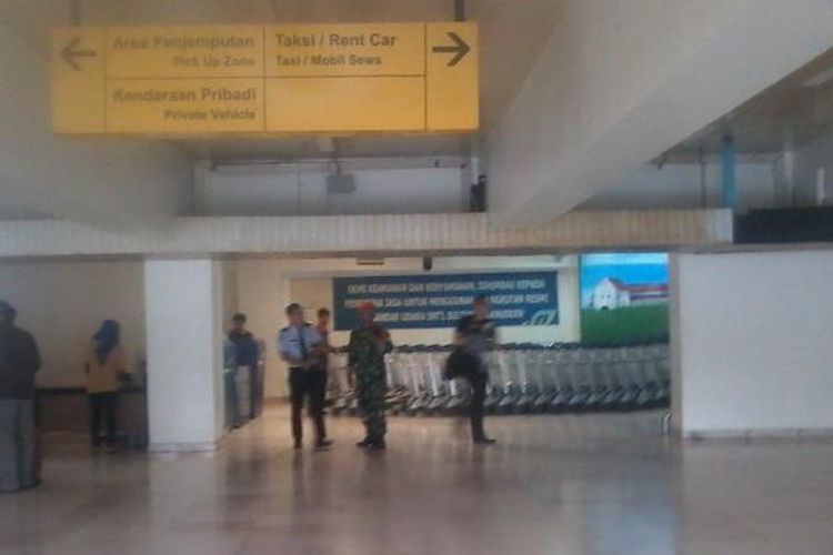 Personil gabungan pengamanan bandara dan personil TNI AU melakukan pengamanan menertibkan sopir taksi di terminal kedatangan Bandara Internasional Sultan Hasanuddin, Makassar, Senin (23/1/2017).