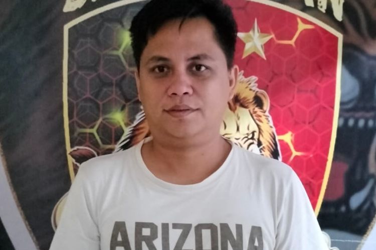 Tersangka Ryan Firdaus (33) yang melakukan penipuan terhadap dua orang untuk dijanjikan kerja sebagai satpam DPRD OKU saat berada di kantor Polisi.