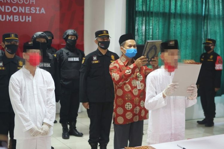 Dua napi terorisme mengucap ikrar setia kepada NKRI di Lapas Pasir Putih, Pulau Nusakambangan, Cilacap, Jawa Tengah, Kamis (12/8/2021).