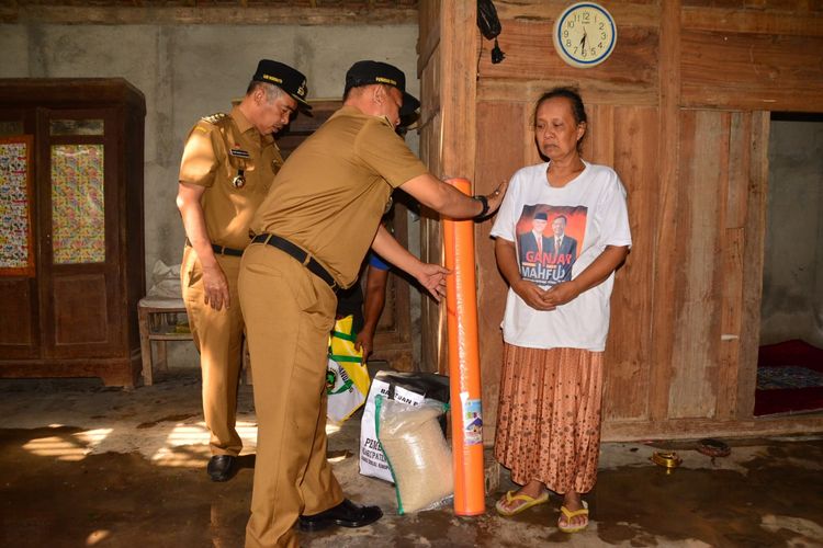 53 Keluarga Korban Puting Beliung di Madiun Dapat Bantuan Sembako dan Selimut