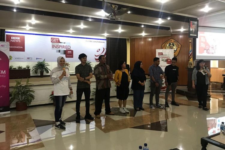 Mulai dua dari kiri, Alffy Rev, Bagas Suratman, Hotlin Omposunggu, Utari Octavianty, Iskandar Slameth dan Ronald Regang, saat roadshow BBC Get Inspired di Universitas Merdeka Malang, Kamis (14/2/2018).