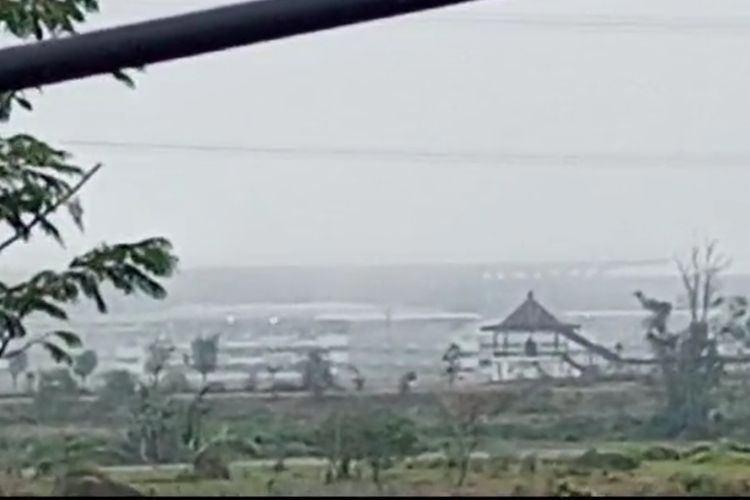 Kabut tebal mengepung Bandar Udara Yogyakarta International Airport di Kulon Progo, Daerah Istimewa Yogyakarta, Jumat (6/10/2023) sore. Gambar merupakan potongan dari video amatir warga.
