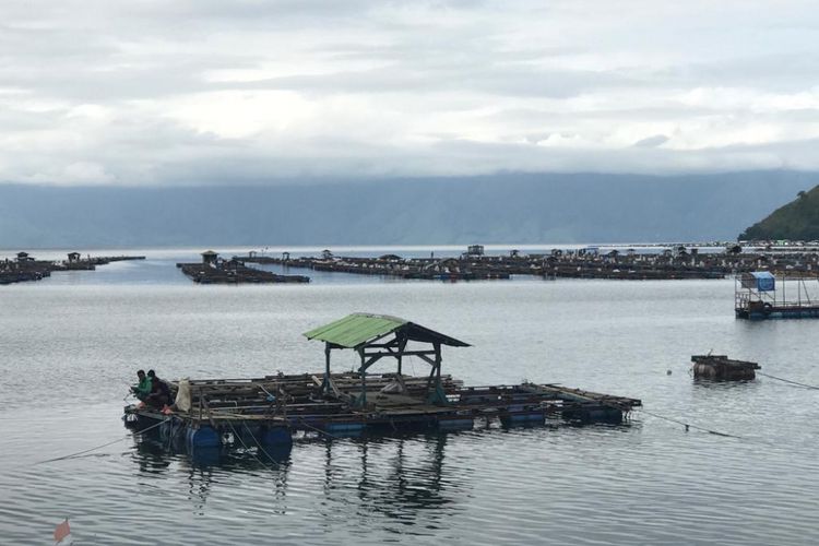 Keramba Jaring Apung di wilayah Danau Toba dilihat dari Haranggaol, Simalungun.