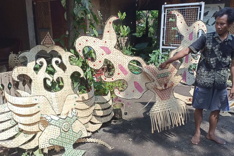 Warga Papring menunjukkan kostum yang ia buat dari anyaman bambu untuk karnaval kemerdekaan.