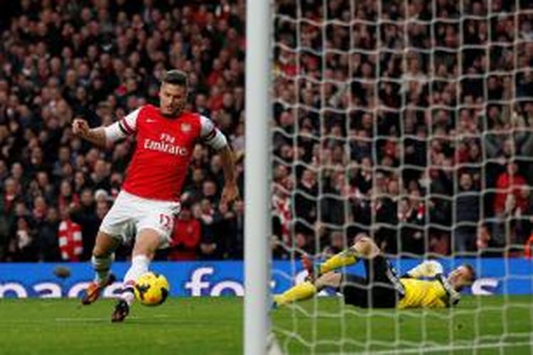 Penyerang Arsenal Olivier Giroud berhasil merebut bola dari kiper Southampton Artur Boruc dalam pertandingan lanjutan Liga Inggris antara Arsenal vs Southampton yang berlangsung di Stadion Emirates, Sabtu (23/11/2013)