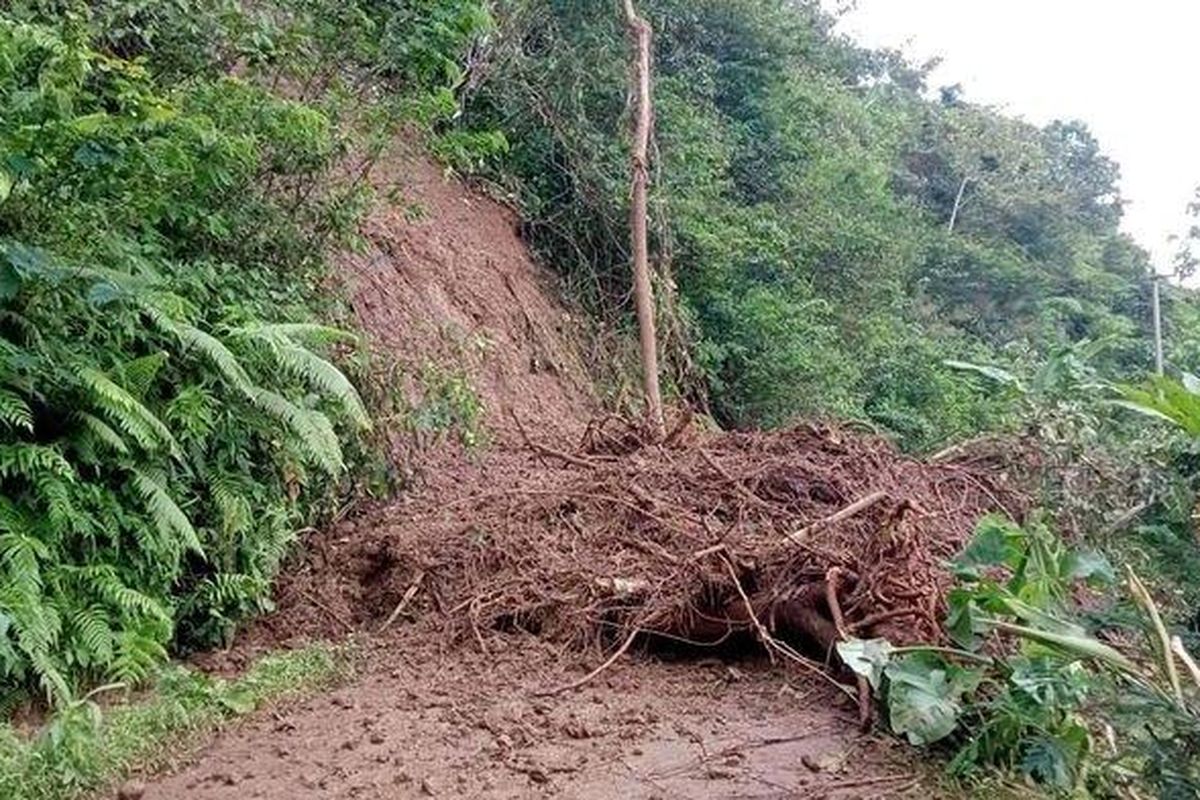Kondisi jalan di Langkaplancar, Pangandaran, masih tertutup material longsoran sejak, Jumat (16/9/2022) pagi hingga malam. Material longsoran baru dibersihkan besok, tunggu alat berat.


