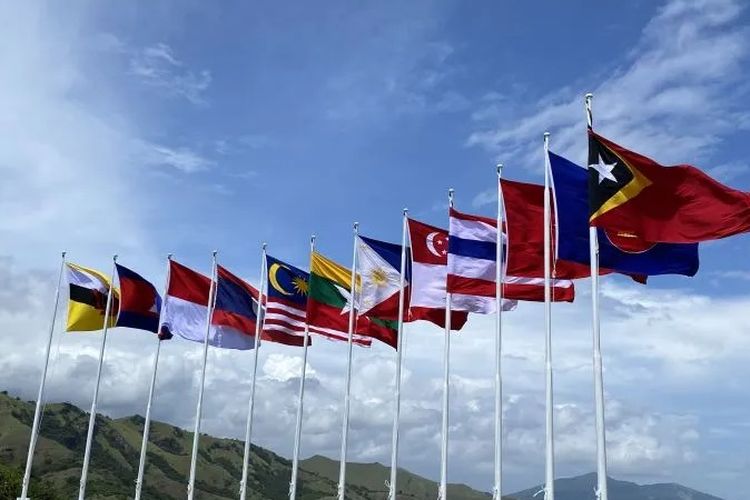 Bendera negara-negara anggota Perhimpunan Bangsa-Bangsa Asia Tenggara (ASEAN) serta Timor Leste dipasang di salah satu tempat kegiatan rangkaian Konferensi Tingkat Tinggi (KTT) ke-42 ASEAN di The Golo Mori Convention Center di Golo Moli, Labuan Bajo, Senin (8/5/2023). (ANTARA/Shofi Ayudiana)
