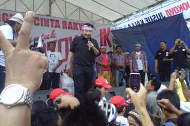 Guruh Soekarnoputra di atas panggung relawan Jokowi, di depan Bundaran Hotel Indonesia, Jakarta, Sabtu (15/6/2014). 