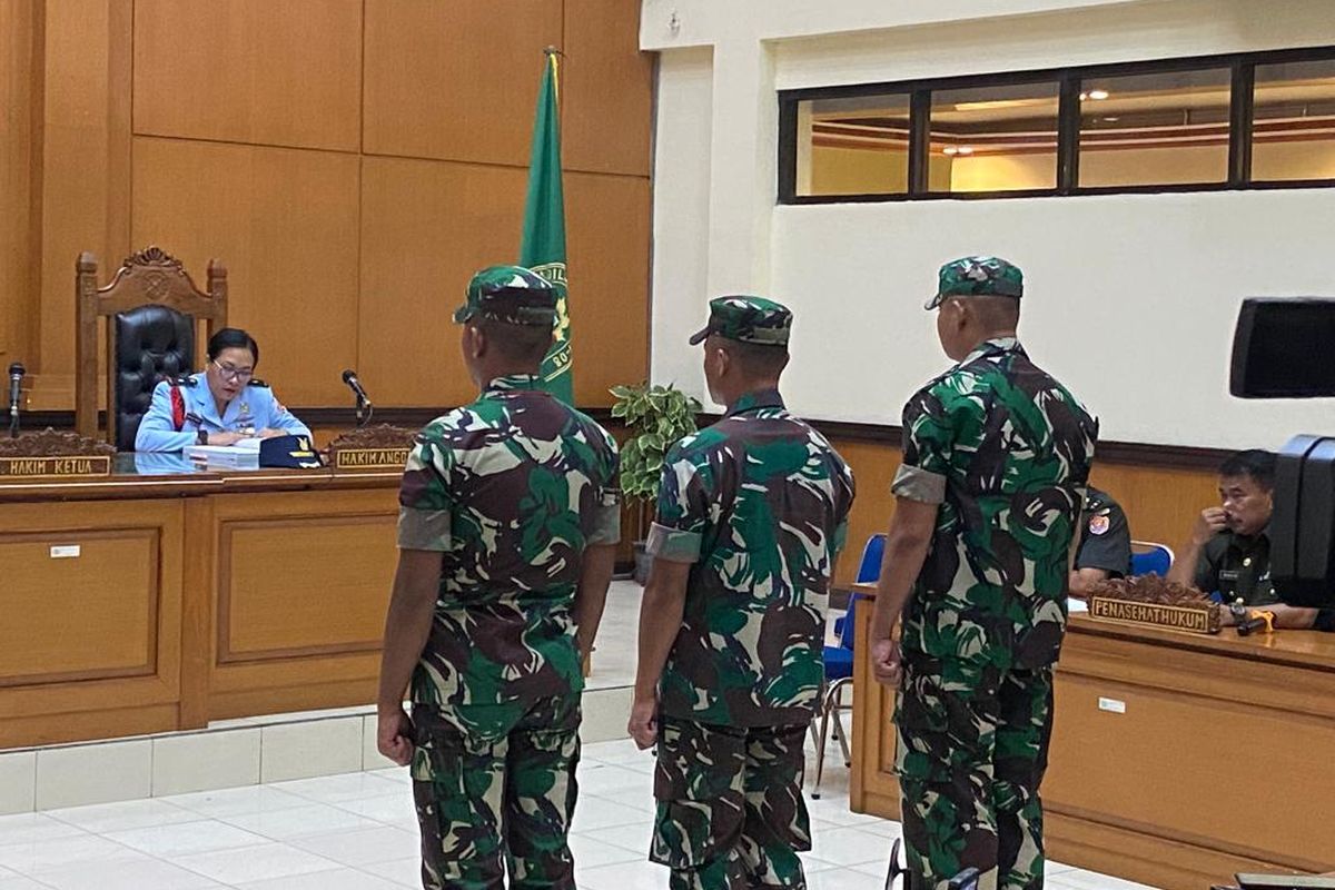 Sidang pembunuhan warga sipil asal Aceh bernama Imam Masykur di Pengadilan Militer Tinggi II Jakarta, Cakung, Jakarta Timur, Senin (30/10/2023). Terdakwa dari kanan ke kiri antara lain Praka Riswandi Manik, Praka Heri Sandi dan Praka Jasmowir.