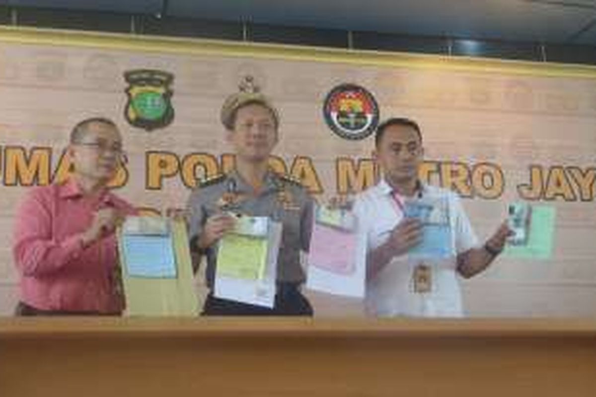 Polda Metro mengamankan tiga terduga pelaku pungutan liar di sejumlah tempat pelayanan SIM di Jakarta, Kamis (13/10/2016)