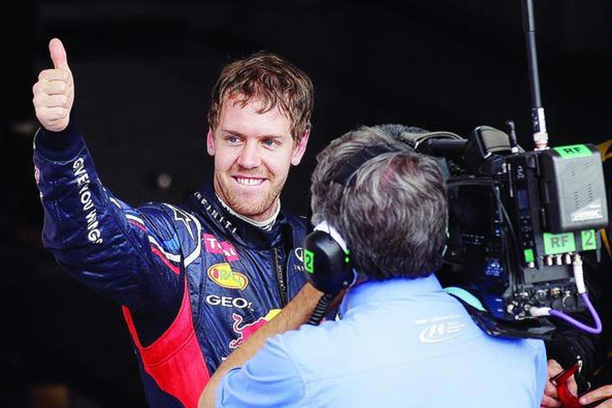Pebalap Red Bull, Sebastian Vettel dari Jerman, mengacungkan jempol setelah memenangi GP Bahrain  di Sirkuit Internasional Sakhir, Bahrain, Minggu (22/4).