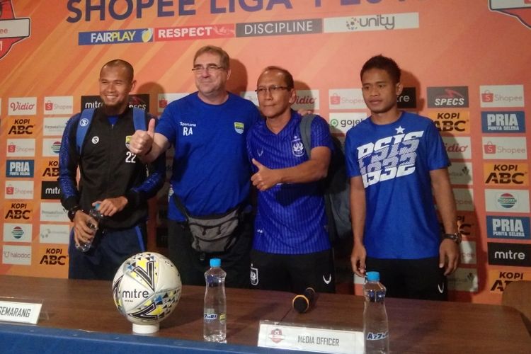 Sesi konferensi pers jelang laga Persib vs PSIS di Graha Persib, Kota Bandung, Selasa (5/11/2019). 