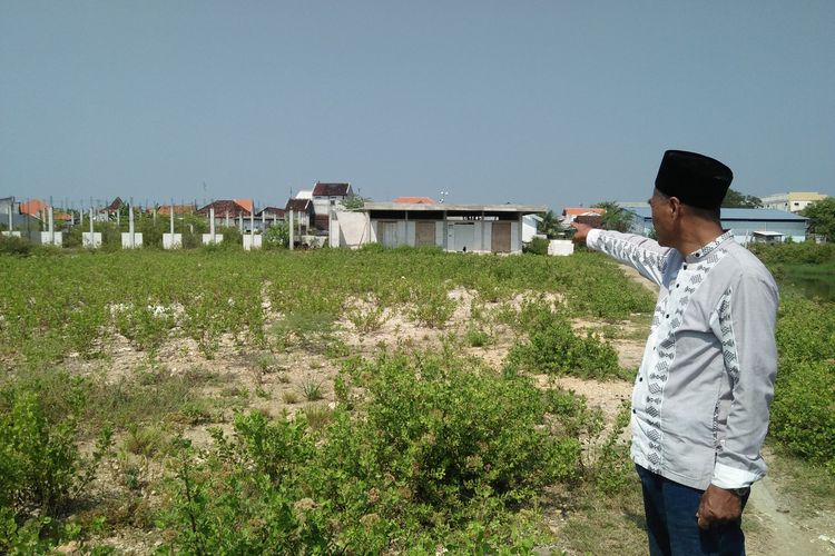 Kepala Desa Srowo Mohammad Anam, menunjukkan kawasan kampung krupuk yang tengah dikembangkan di Desa Srowo, Kecamatan Sidayu, Gresik, Jawa Timur.