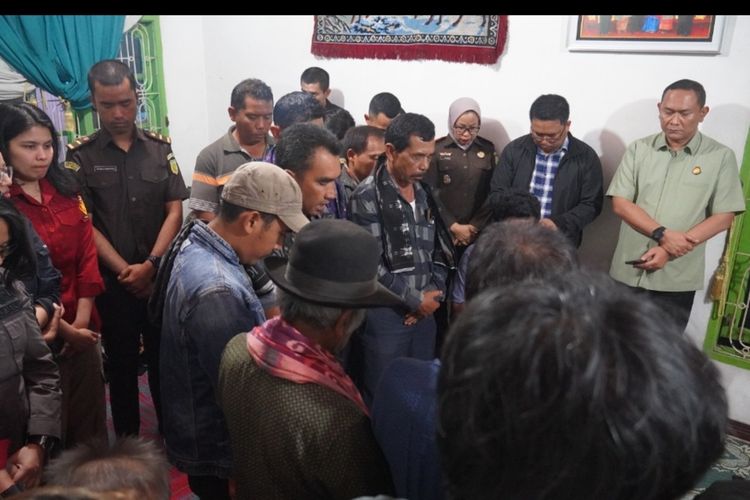 Karo, kompas. com- kepala kejaksaan negeri karo mewakili kejaksaan menyerahkan jenazah Reynanda Primta Ginting, kepada keluarga di rumah duka, Desa Lambar, Kecamatab tiga Panah, Kabupaten Karo, kamis (03072025), malam