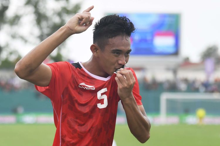 Pesepak bola Timnas Indonesia Rizky Ridho Ramadhani  melakukan berselebrasi usai mencetak gol ke gawang Filipina dalam laga lanjutan Grup A Sepak Bola SEA Games 2021 Vietnam di Stadion Viet Tri, Phu Tho, Vietnam, Jumat (13/5/2022). Terkini, Rizky Ridho resmi bergabung dengan Persija Jakarta mulai musim 2023-2024.