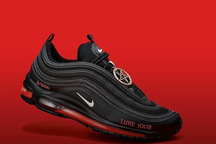 Sepatu Setan, modifikasi Nike Air Max 97s. [SS/@Kompascom/Instagram]